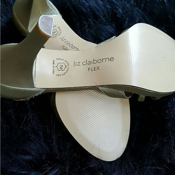 GLITZ &โGLAM HOLIDAYโHEELS๐๐๐ - Picture 3 of 4